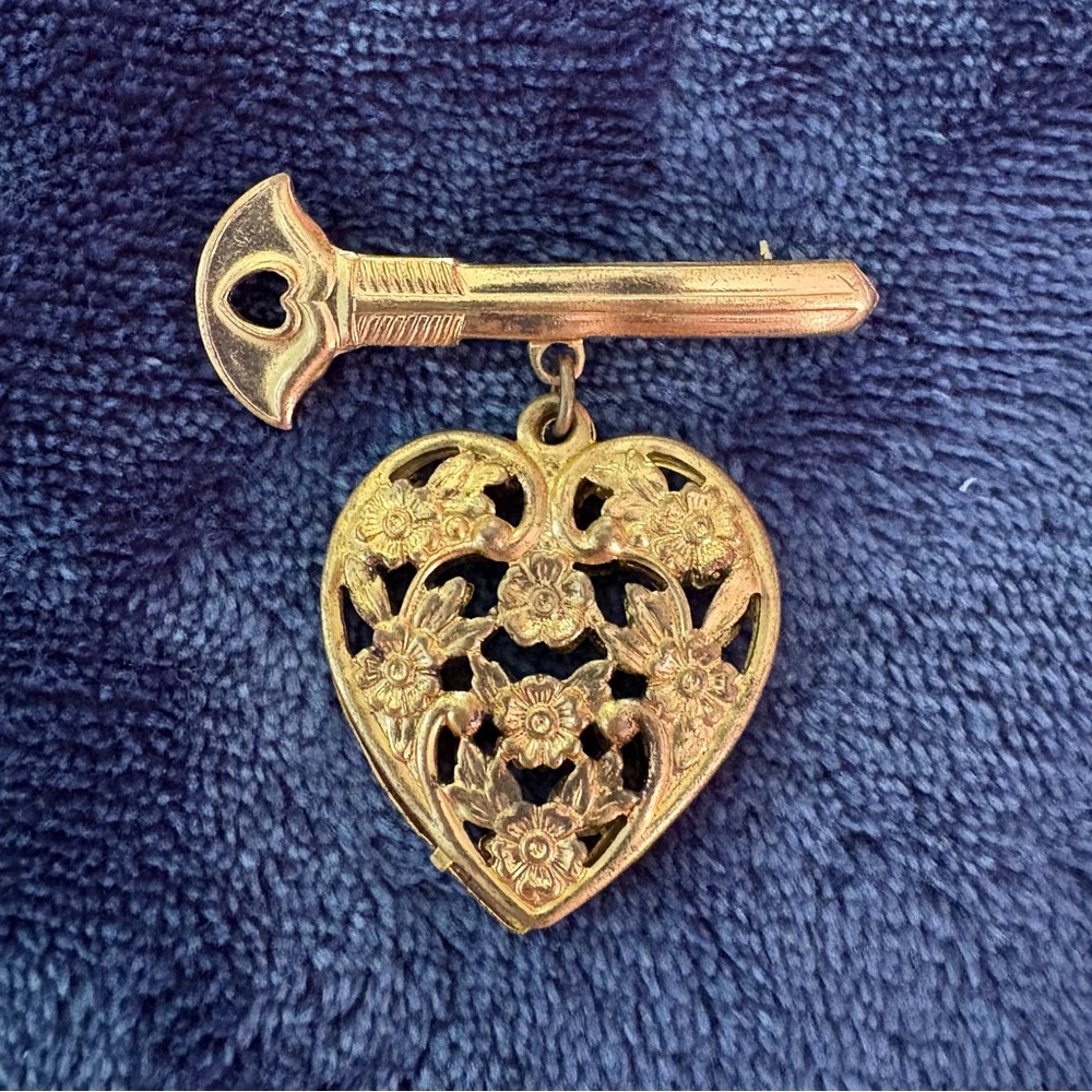 Elegant Gold Perfume Heart Brooch with Ornate Floral Design